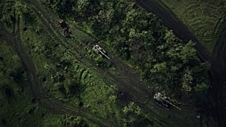 Vista aérea mostra tanques russos danificados perto de Bakhmut, na região de Donetsk, Ucrânia