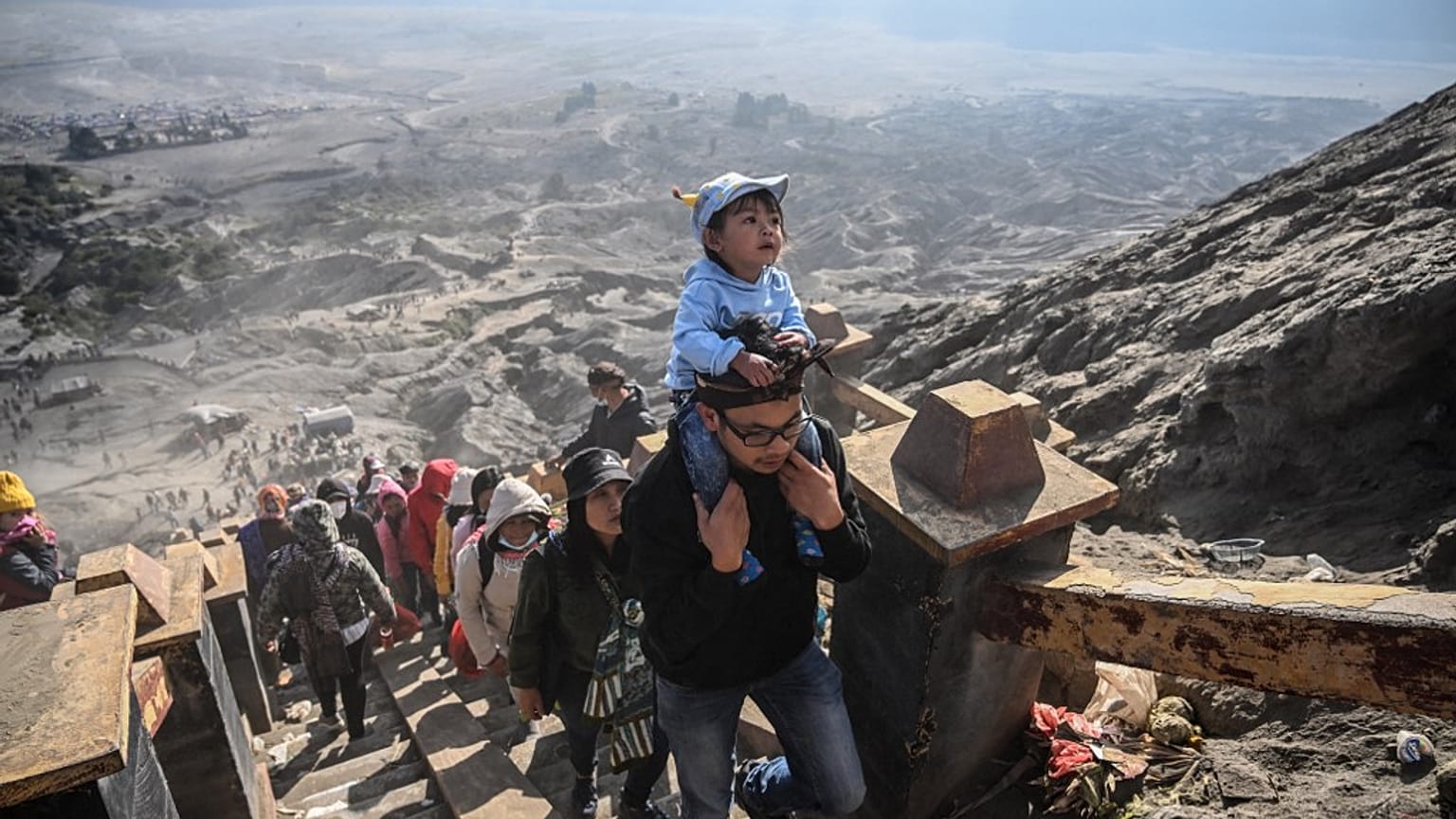 Des fidèles gravissent le mont Bromo en Indonésie