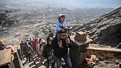 Des fidèles gravissent le mont Bromo en Indonésie