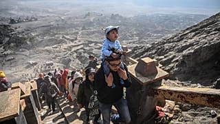 Des fidèles gravissent le mont Bromo en Indonésie