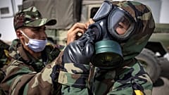 جندي من القوات المغربية يشارك في وحدة الإنقاذ والإغاثة خلال محاكاة التعرض لخطر بيوكيميائي في أغادير. 2021/06/15