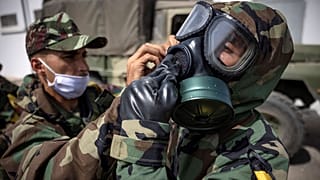 جندي من القوات المغربية يشارك في وحدة الإنقاذ والإغاثة خلال محاكاة التعرض لخطر بيوكيميائي في أغادير. 2021/06/15