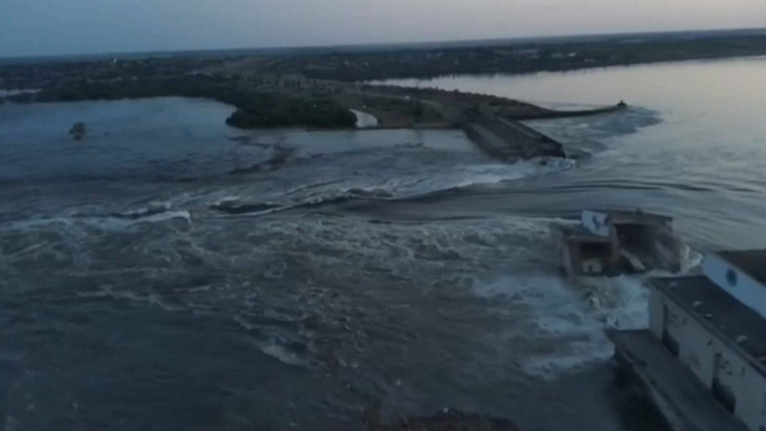 Imagem retirada de um vídeo publicado na conta do Twitter do Presidente da Ucrânia mostra a barragem parcialmente destruída