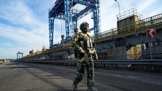 Российский солдат на захваченной Каховской ГЭС