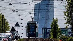 Eine Straßenbahn in Frankfurt mit der EZB im Hintergrund