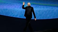  المصمم السعودي محمد آشي بعد تقديم مجموعة آشي ستوديو "هوت كوتور" لربيع وصيف 2023 في باريس، 25 يناير 2023.