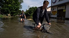 Menschen im vom zerstörten Staudamm überfluteten Gebiet in der Ukraine