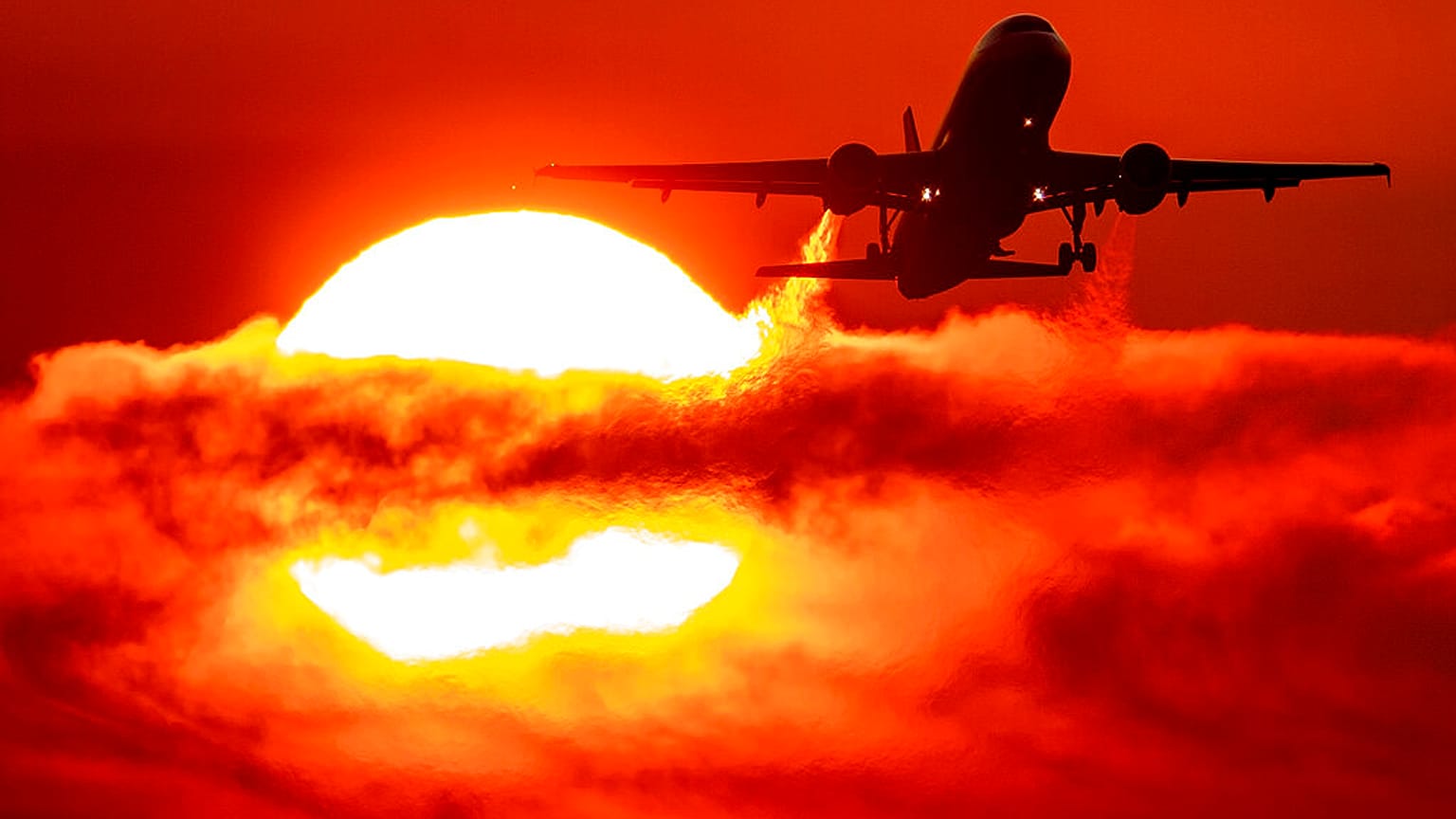 Un avion passe devant le soleil lors de son décollage à Francfort, en Allemagne, (2019)