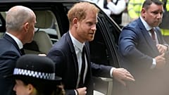 Harry herceg érkezése a bíróság épületéhez, 2023. június 6.
