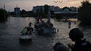 Überschwemmte Straßenzüge in der Stadt Cherson