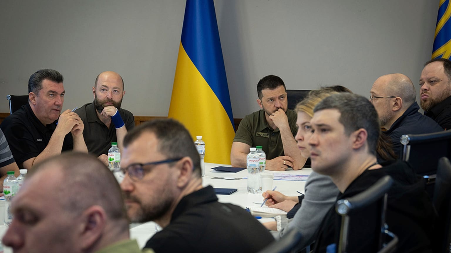 Le président ukrainien Volodymyr Zelensly en conseil de sécurité, étudiant la situation du barrage de Kakhovka, le 6 juin 2023