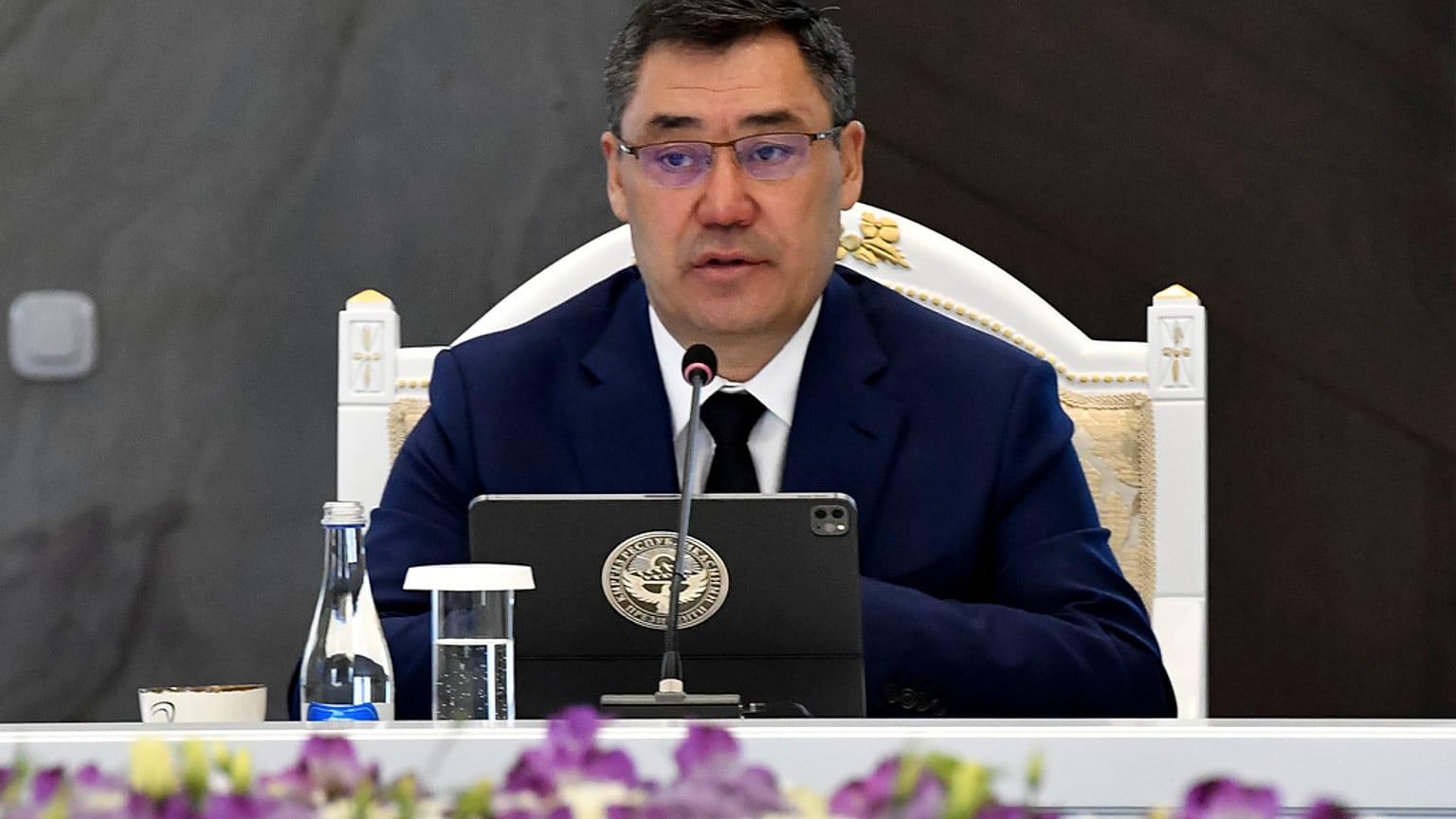 Sadyr Japarov, le 3 juin 2023, lors d'une rencontre avec Charles Michel, président du Conseil européen