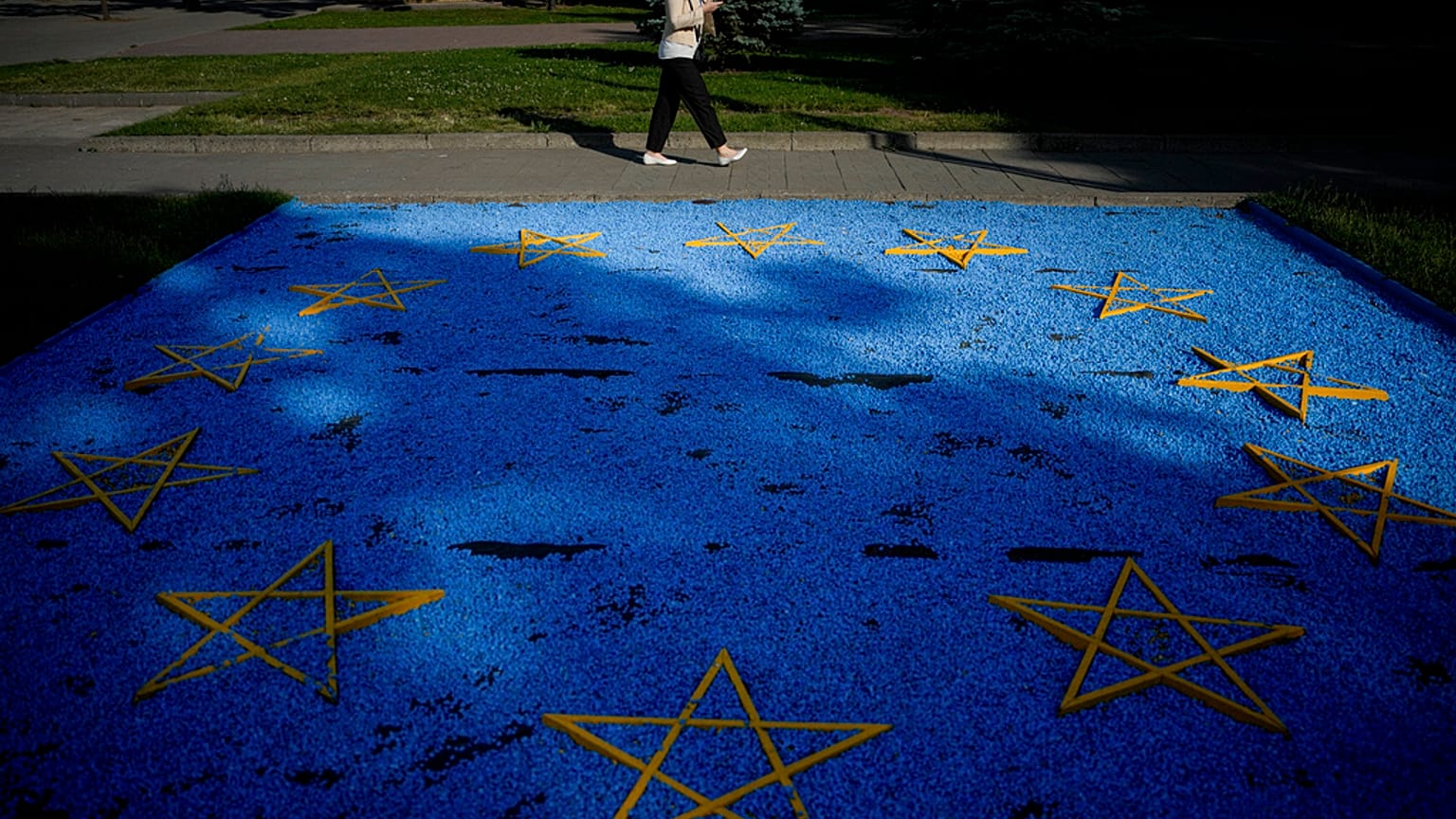 Uniós zászlót jelképező virágágyás Moldovában 