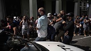 2021: kormányellenes tüntetőket vesz őrizetbe a kubai rendőrség Havannában