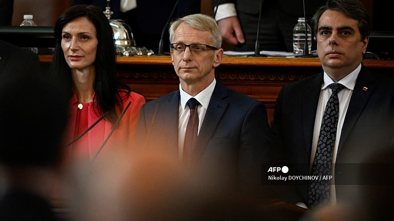 Le nouveau Premier ministre bulgare Nikolay Denkov, la vice-Première ministre Mariya Gabriel, et Asen Vasilev au Parlement bulgare à Sofia, le 6 juin 2023.