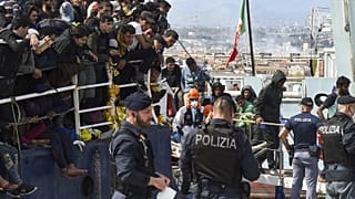 Migránsok partot érnek a szicíliai Cataniában