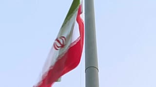 رفع العلم الإيراني داخل السفارة في الرياض