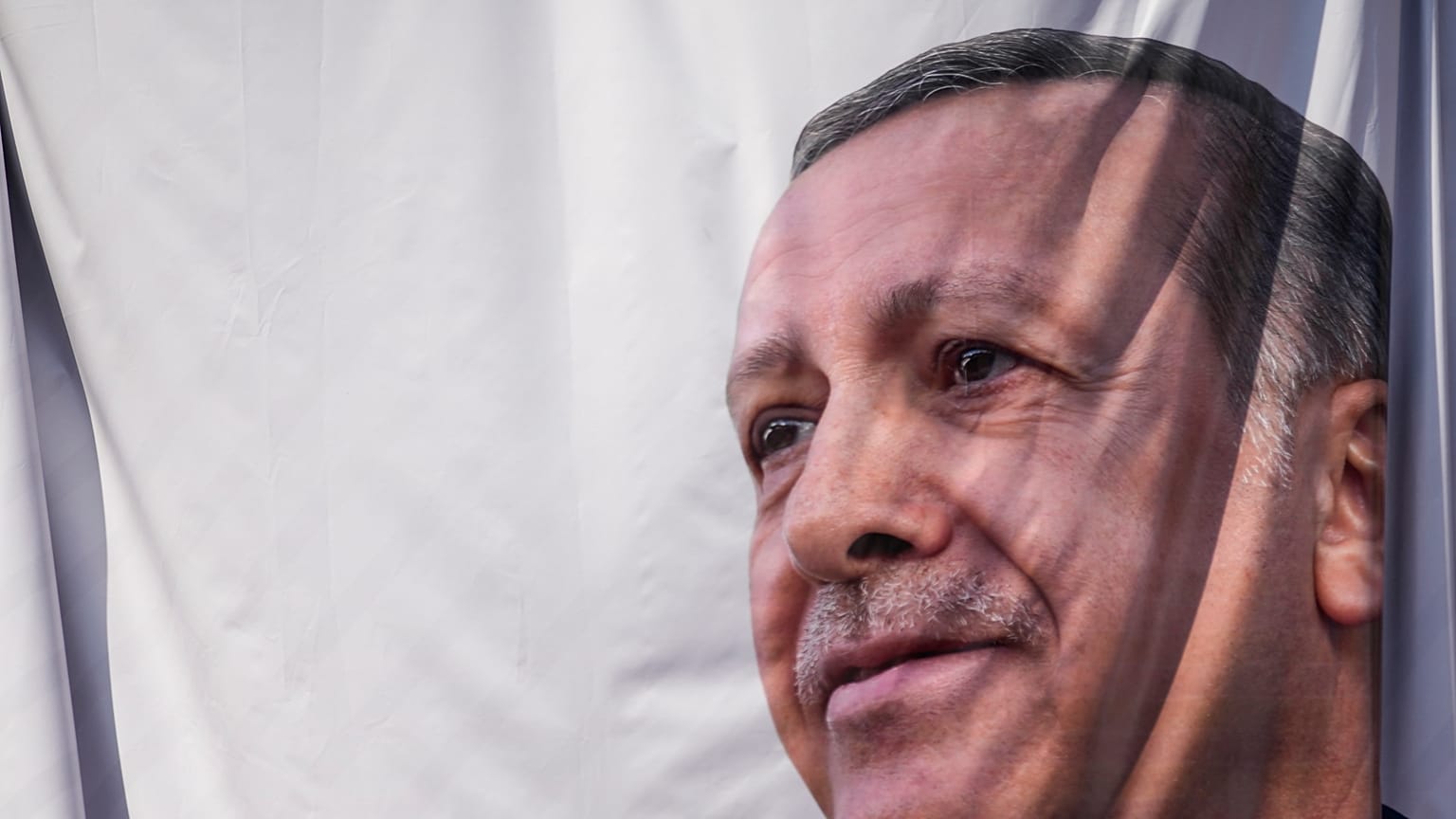 Seçim kampanyası için İstanbul'da asılan bir Erdoğan afişi