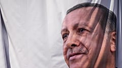 Seçim kampanyası için İstanbul'da asılan bir Erdoğan afişi
