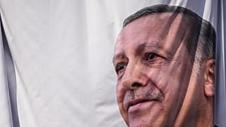 Seçim kampanyası için İstanbul'da asılan bir Erdoğan afişi