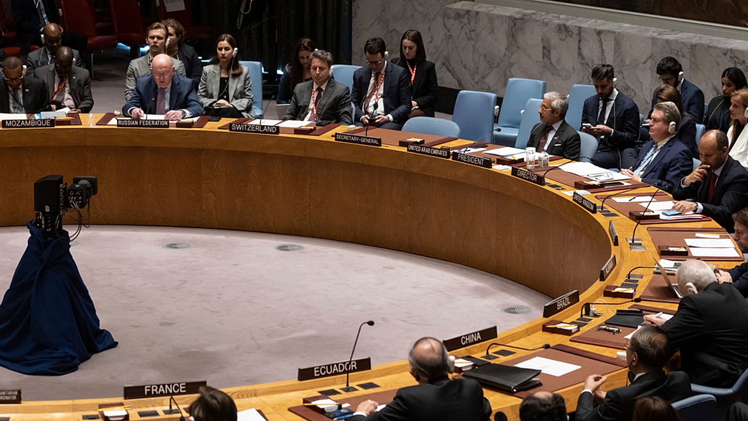 L'ambassadeur russe à l'ONU, Vassily Nebenzia, deuxième en partant du haut à gauche, s'exprime lors d'une réunion du Conseil de sécurité au siège de l'ONU, mardi 6 juin 2023.