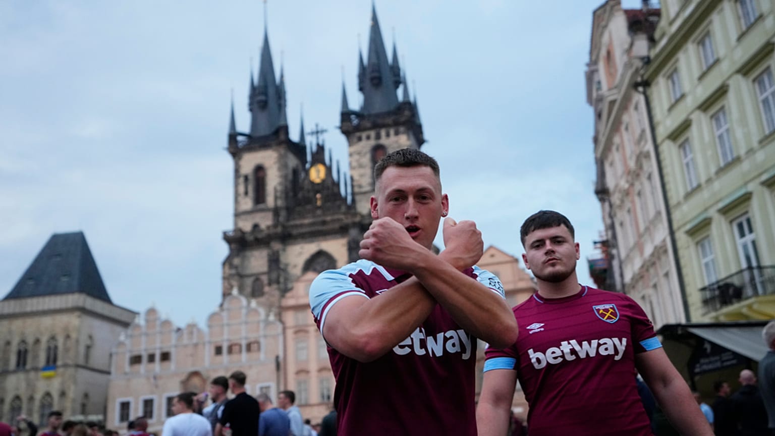 Fans von West Ham United in der Prager Innenstadt