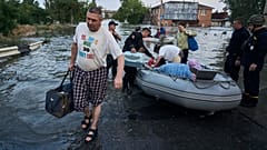 Más de 900 personas tuvieron que ser evacuadas el martes de zonas inundadas en los territorios controlados por Rusia en la margen izquierda del río Dniéper. 