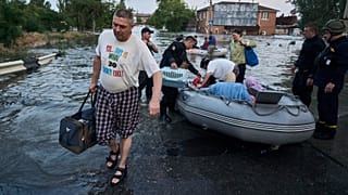 Más de 900 personas tuvieron que ser evacuadas el martes de zonas inundadas en los territorios controlados por Rusia en la margen izquierda del río Dniéper.