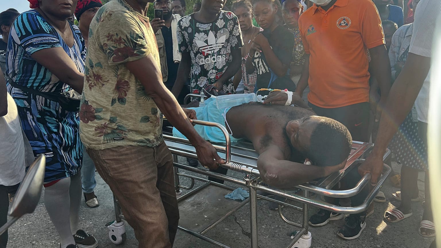 Varias personas transportan a un herido tras rescatarlo de una casa que se derrumbó tras un terremoto en Jeremie, Haití, el 6 de junio de 2023.