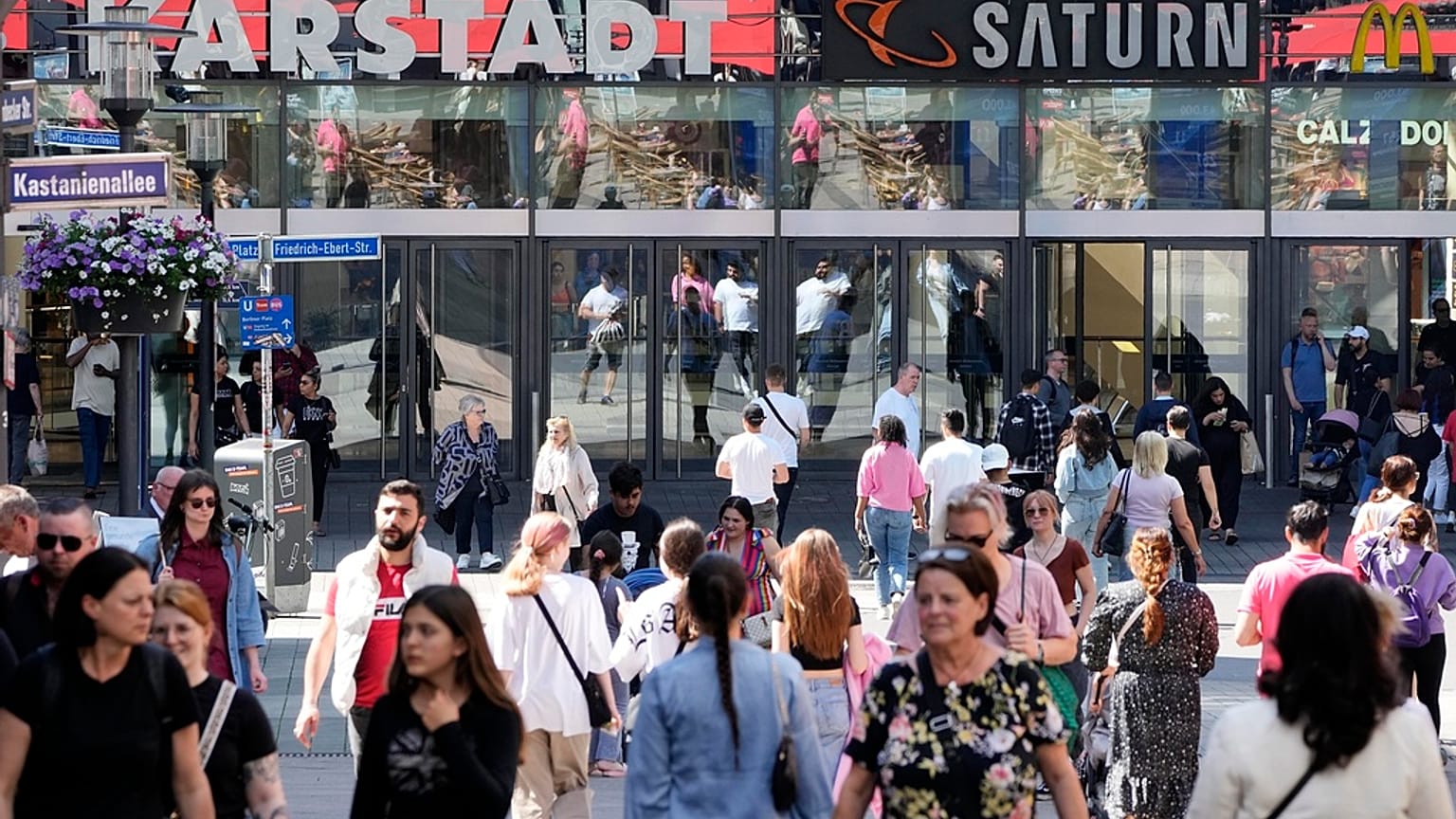 Gente camina en una calle comercial en Essen, Alemania (31/05/2023)