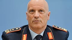 Der Chef der deutschen Luftwaffe, Generalleutnant Ingo Gerhartz bei einer Pressekonferenz über die Militärübung Air Defender in Berlin