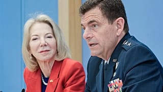 La embajadora de Estados Unidos en Berlín AMy Gutmann junto al jefe de la Guardia Nacional Aérea también estadounidense, Michael A. Loh.
