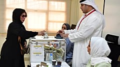 امرأة تدلي بصوتها لانتخابات مجلس الأمة في مدرسة الجزائر بمدينة الكويت، 6 يونيو 2023.