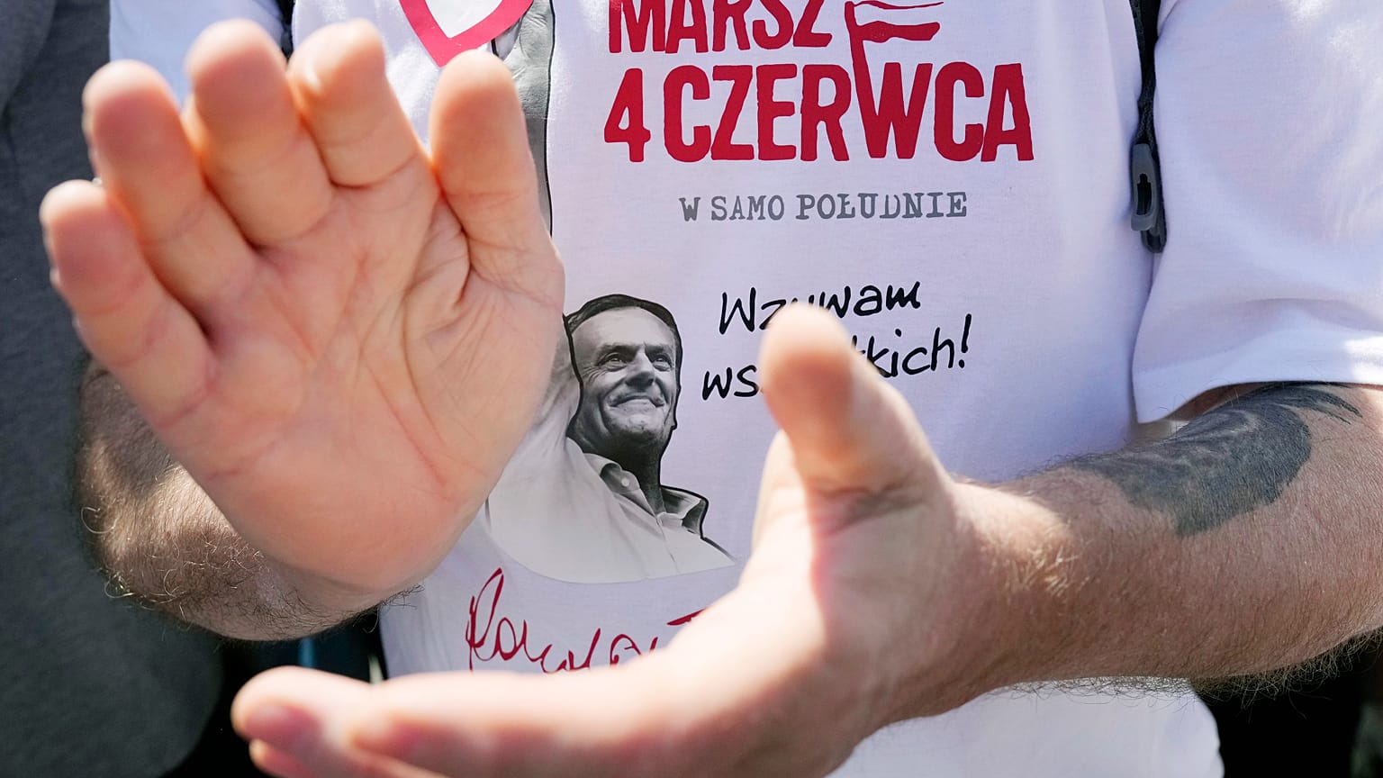 Centinaia di migliaia di persone hanno protestato a Varsavia all'inizio di giugno contro la nuova legge e altre iniziative del governo polacco