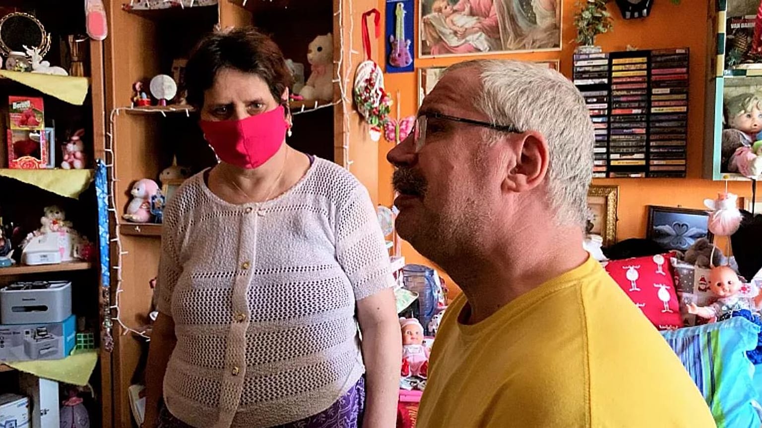 Piroska és Tibor a szobájukban