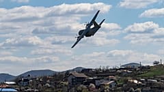 Ein militärisches Transportflugzeug fliegt während einer von der rumänischen Marine geleiteten Übung unter Beteiligung der NATO im März 2023 über die Donau.
