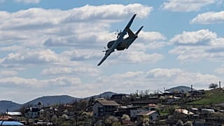 Ein militärisches Transportflugzeug fliegt während einer von der rumänischen Marine geleiteten Übung unter Beteiligung der NATO im März 2023 über die Donau.