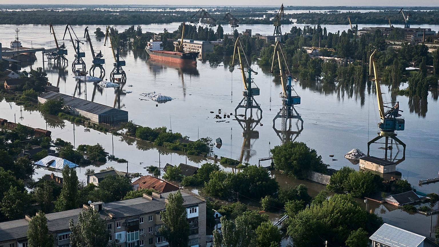 Streets are flooded in Kherson, Ukraine, after the walls of the Kakhovka dam collapsed. 7 June 2023