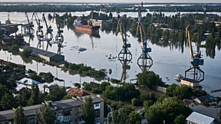 Streets are flooded in Kherson, Ukraine, after the walls of the Kakhovka dam collapsed. 7 June 2023