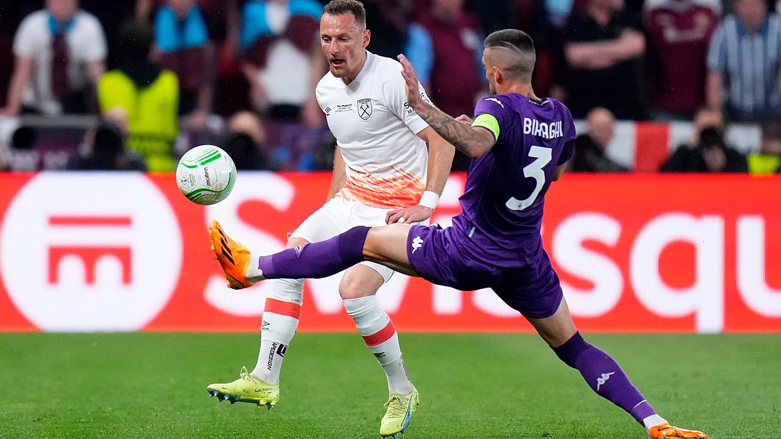 Biraghi, a Fiorentina és Vladimir Coufal, a West Ham United játékosa