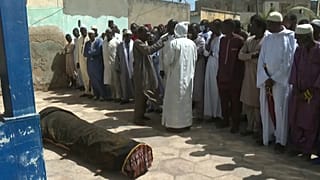 أسرة سنغالسة تفقد أبنها في الاحتجاجات بالسنغال.