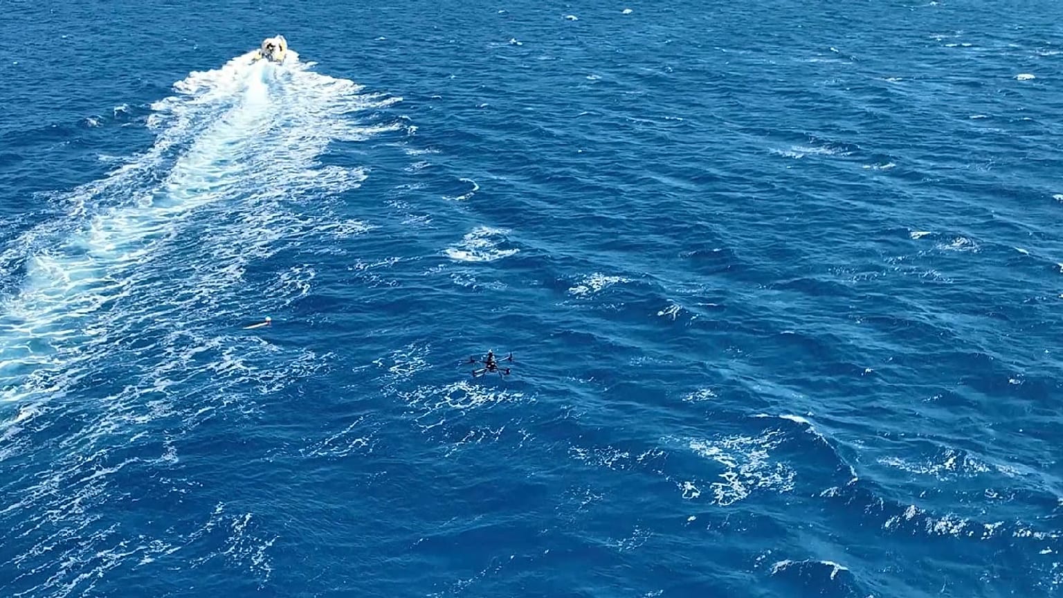 To drone που πραγματοποιεί έλεγχο στον θαλασσοδιάδρομο του Λαυρίου