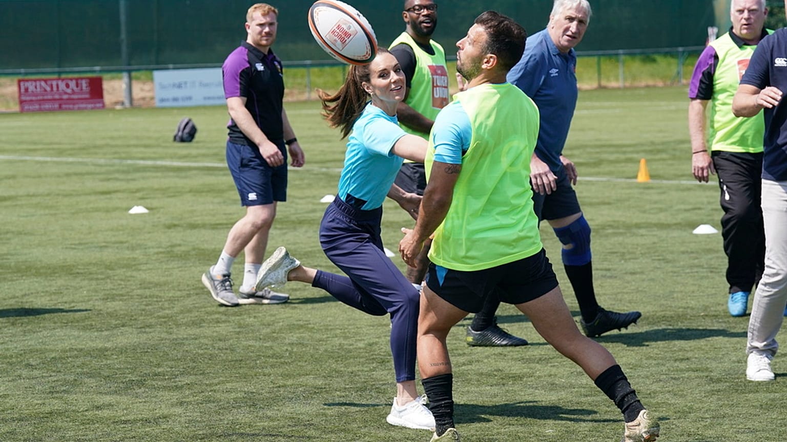 La princesa de Gales, en plena acción luciendo una camiseta turquesa de la selección inglesa de rugby