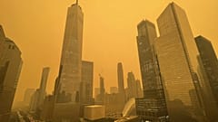 Forgalom a One World Trade Center mellett, a kanadai erdőtüzek füstjében