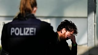 Un policía federal detiene a un migrante en la frontera de Alemania con Polonia