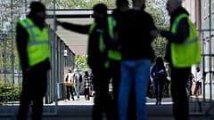 Люди входят в миграционный центр Берлина, май 2023 года