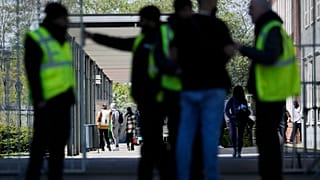 Люди входят в миграционный центр Берлина, май 2023 года