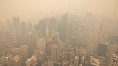 La ville de New York couverte de brume, photographiée depuis l'observatoire de l'Empire State Building, le mercredi 7 juin 2023.