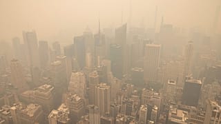 La ville de New York couverte de brume, photographiée depuis l'observatoire de l'Empire State Building, le mercredi 7 juin 2023.