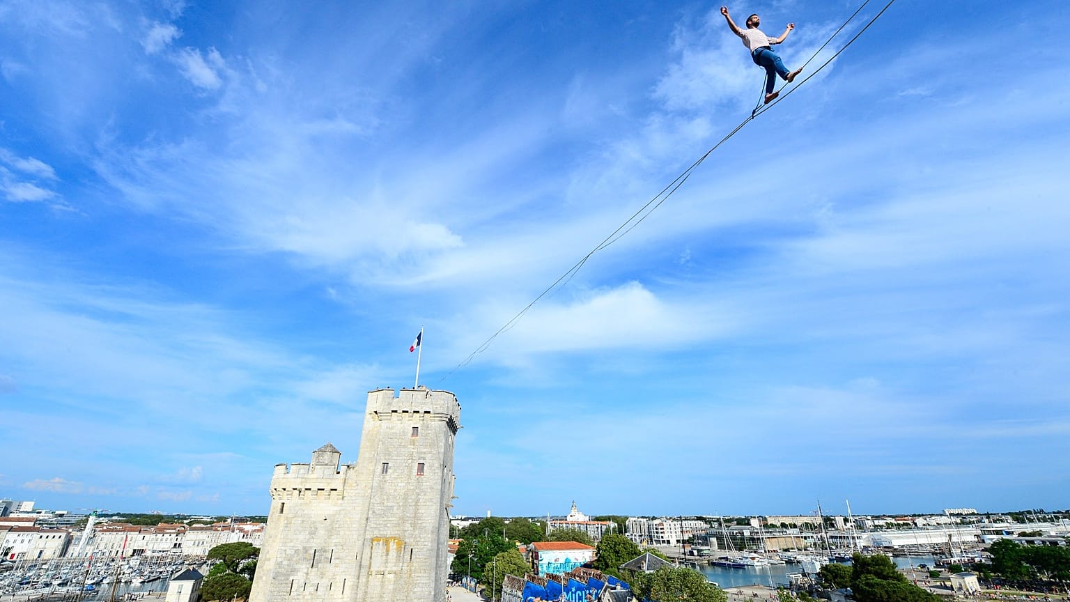 Nathan Paulin suspendu au dessus du port de La Rochelle en France